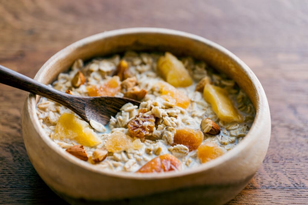 オートミールは女性ホルモンに良い影響を与える?女性に嬉しいオートミールの効果を解説